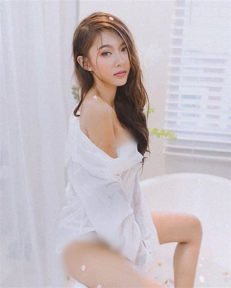 Hot girl diện sơ mi ướt đẫm khoe dáng quyến rũ trong bồn tắm