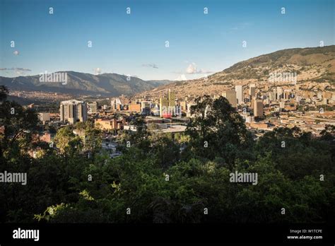 Vista Desde El Cerro Nutibara En El Centro De Medellín Con Rascacielos