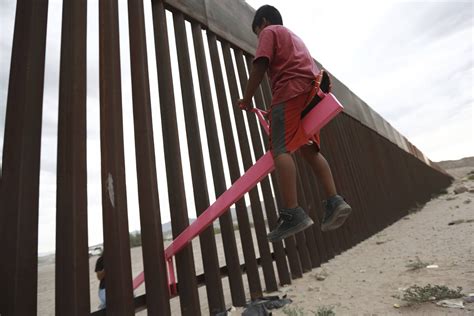 Fotos Gangorras que atravessam o muro na fronteira entre EUA e México