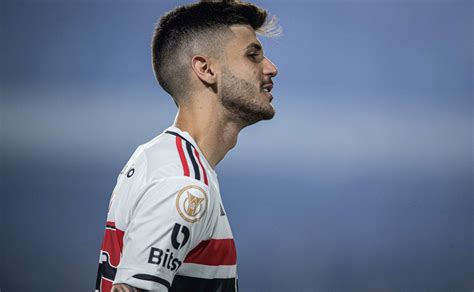 Ex São Paulo Lucas Beraldo Ganha Elogios No Psg Adaptação Fantástica