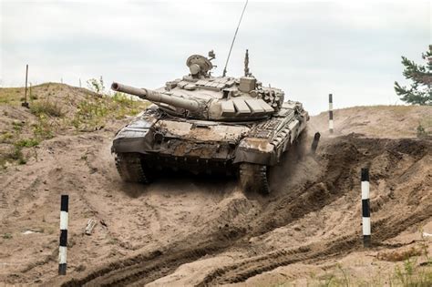 Battle Tank Realiza Exercícios Para Dirigir Equipamentos Militares Em