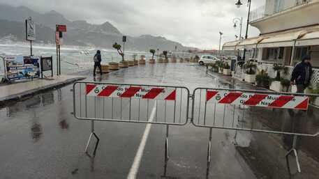 Maltempo Pioggia E Vento Sferzano Sicilia Strade Allagate