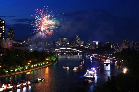 夏の夜空彩る花火 大阪・天神祭の奉納花火と船渡御が4年ぶりに復活 毎日新聞