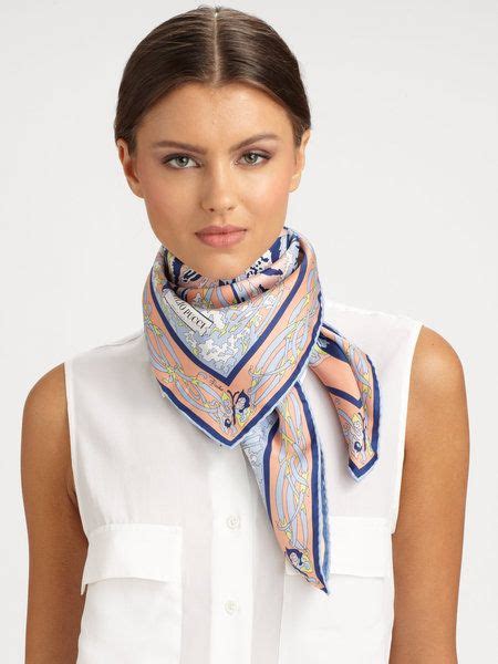 Comment Mettre Nouer Et Porter Un Foulard Carr Homme Et Femme