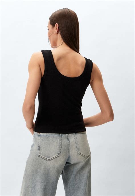 Майка Guess, цвет: черный, RTLADK534701 — купить в интернет-магазине Lamoda