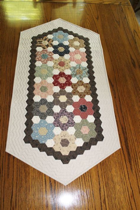 Hexagon Table Runner By Rhonda Byrd Epp Pinterest Hexagon Patchwork Hexagon Quilt