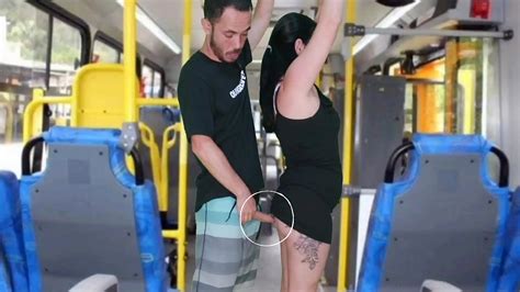Velho escroto da encoxada e se masturba até gozar na morena dentro do ônibus XVIDEOS