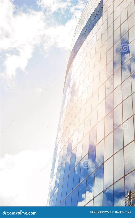 Edificio Moderno De Oficinas De Vidrio Con Fondo Azul Del Cielo Imagen