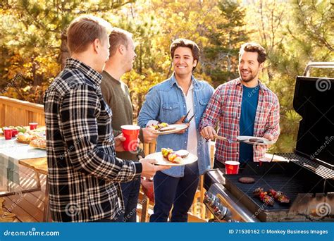 Grupo De Amigos Masculinos Gay Que Gozan De La Barbacoa Junto Foto De Archivo Imagen De Afecto