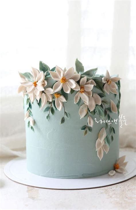 43 Cute Buttercream Flower Cake Ideas : White Flower Blue Cake