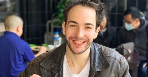 Đang từ TPHCM nắng nóng gay gắt khách Tây ra Hà Nội bị sốc nhiệt vì lạnh Báo Dân trí