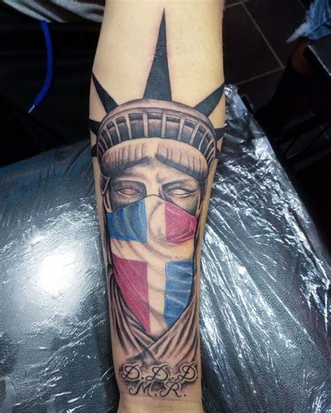 Creativos tatuajes de la bandera dominicana 2 nacionalidades