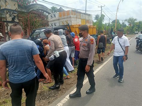 Diduga Tie Rod Roda Lepas Mobil Hilang Kendali Lalu Tabrak Pemotor