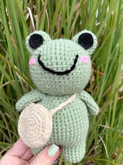 Rana De Ganchillo 3 Con Un Bolso Etsy México Crochet Frog Cute