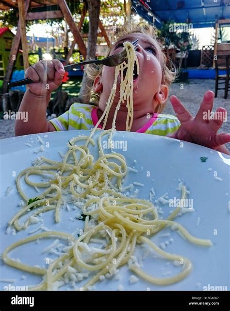 Enfant En Train De Manger Banque De Photographies Et Dimages Haute