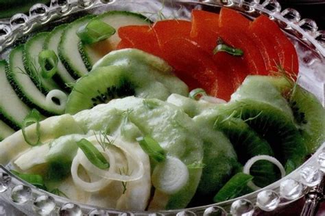 Gurmanska salata s umakom od kivija Žena hr