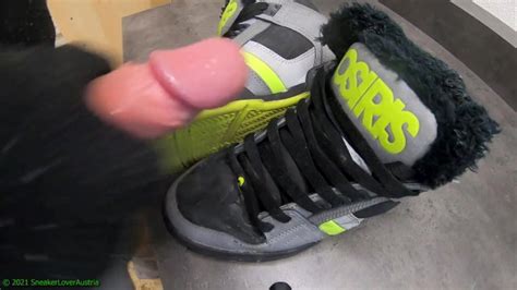 在我毛茸茸的旧 Osiris NYC 鞋上射精 Pornhub Gay
