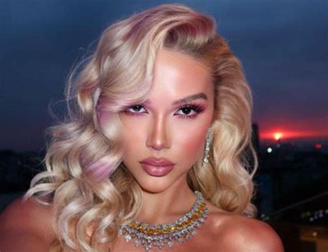 Sara Kolami rrëmben vëmendjen në bregdet pozon me bikini Indeksonline net