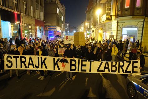 Protest Kobiet w Zabrzu jako Zabrzański spacer z siostrami ZDJĘCIA