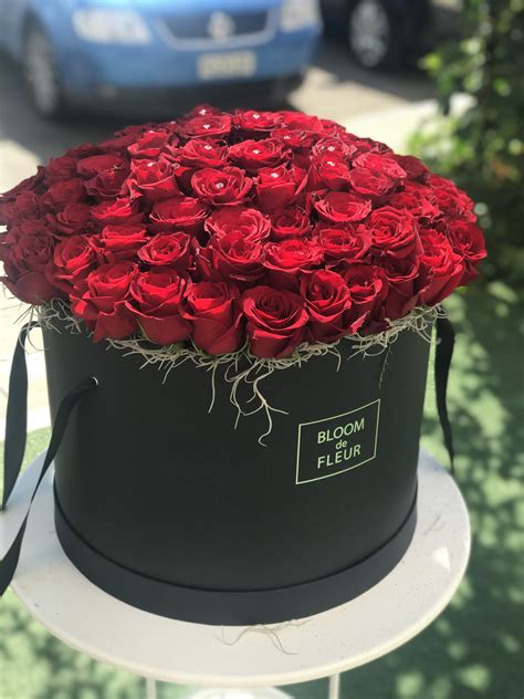 Красные розы в черной шляпной коробке - Bloom de Fleur - Букеты, цветы ...