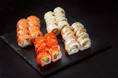 Diferentes Tipos De Sushi Y Rollos Deliciosos Y Jugosos En Una Tabla De