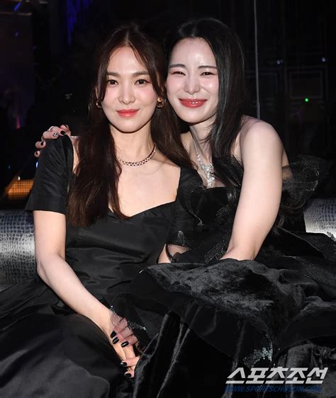Khung hình hot nhất Rồng Xanh Song Hye Kyo và kẻ thù Lim Ji Yeon thân mật nhan sắc ác nữ