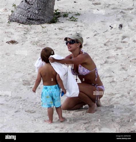 Exclusivo Popstar Britney Spears Se Ve En Gran Forma En La Playa Con