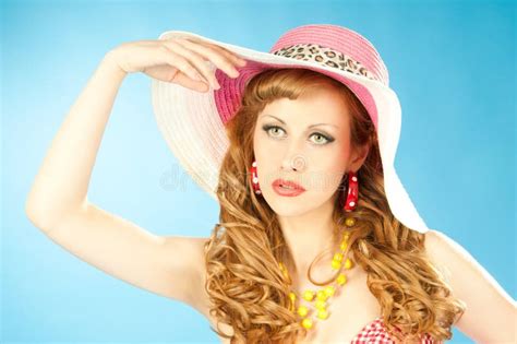 Glimlachend Mooi Meisje Speld Omhoog In Een Roze Bikini Met Strandbal Stock Afbeelding Image