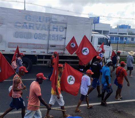 MST faz caminhada pela BR 324 e invasão no Sul da Bahia em defesa da