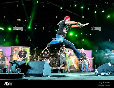 Rock band on stage with crowd hi-res stock photography and images - Alamy