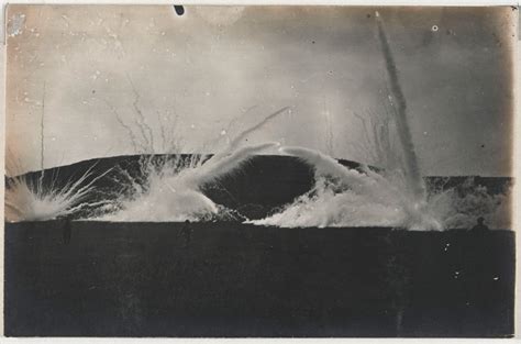 Trois Explosions D Obus Et Hommes Images De La Guerre 1914 1918