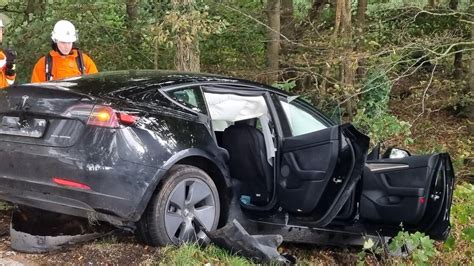 Kollision Mit Baum In Hechthausen Mann Schwangere Frau Und Kleinkind