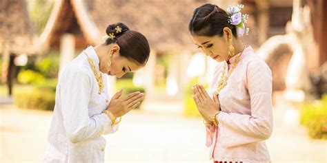 How To Wai Traditional Greeting Of Thailand Go Find Orient