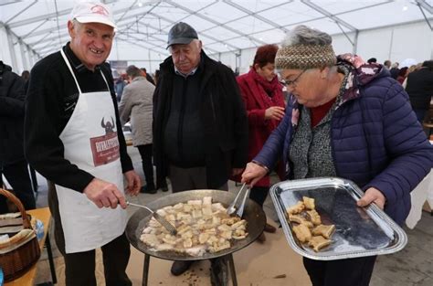 Nyolcvan Kiló Szalonnából Sült A Tepertő Mórahalmon Hír Turisztika