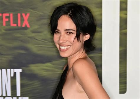 Yellowstone S Kelsey Asbille Looks Unrecognizable In Edgy Bob And Daring Naked Dress