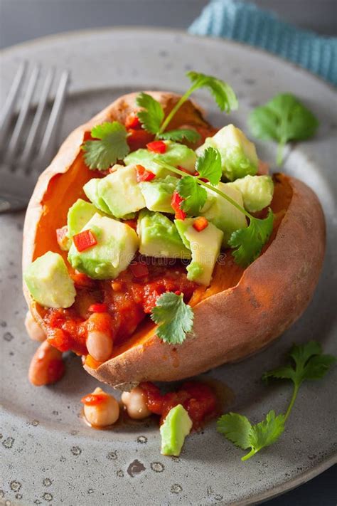 Gebakken Bataten Met Salsa En De Bonen Van De Avocadospaanse Peper