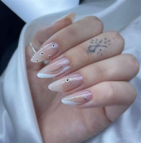 Unhas Almond Branca Elegância e Delicadeza em Cada Detalhe