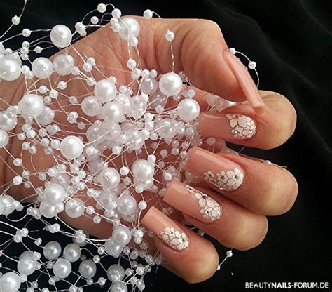 Nude mit Stamping und Swarowski Steinen Gelnägel