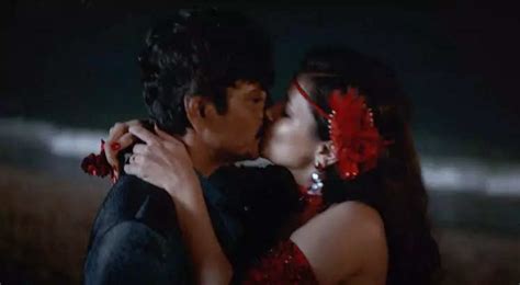 Nawazuddin Siddiqui 49 KISSES 21 Year Old Avneet Kaur In Tiku Weds