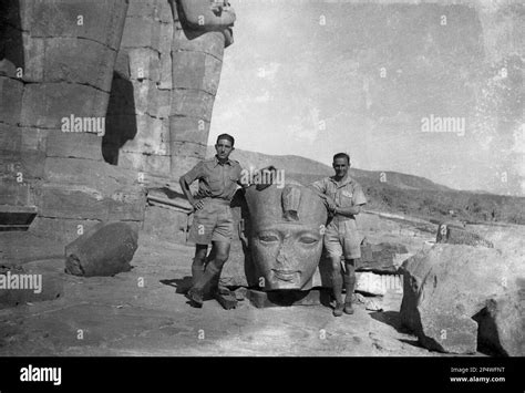 Er Historisch Zwei Britische Soldaten Stehen F R Ein Foto Neben