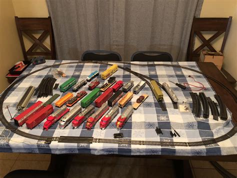 Finally got my grandpa’s old train set running! : r/modeltrains