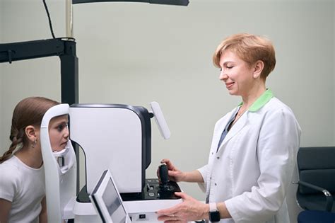 Médico Oftalmólogo Examina Los Ojos De Una Niña En Equipos Modernos