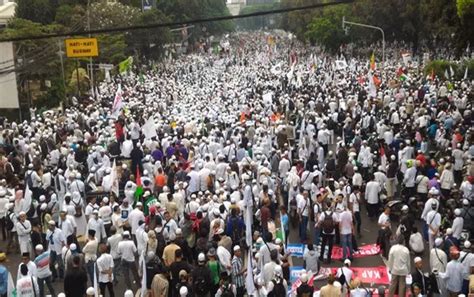 Massa Aksi Simpatik Terus Padati Masjid Istiqlal Jawa Pos