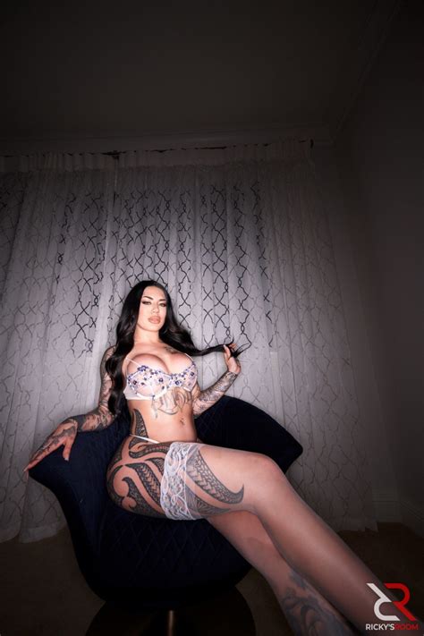 Curvy Alt Beauty Lacey Jayne Enjoys Teasing In Sexy Lingerie And Stockings 20 Photos