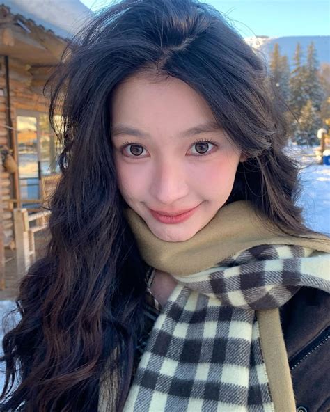 Dịch Mộng Linh hot girl khát khao center Bị nghi dẫm váy đồng nghiệp hở bạo để giật spotlight