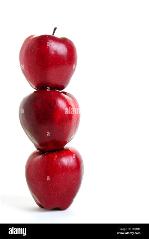 Una Pila De Tres Manzana Roja En Equilibrio Sobre Fondo Blanco