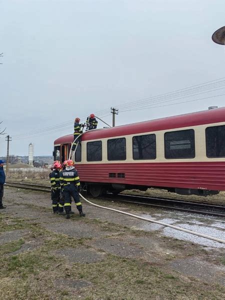 Foto Un Tren A Luat Foc N Gara Cotnari Pompierii Intervin Pentru