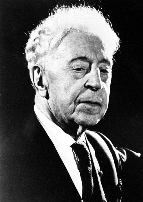 Plano Medio De Arthur Rubinstein Medio Perfil Derecho Posando