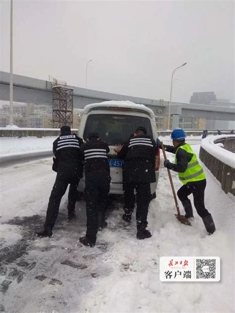 雪天路滑车辆抛锚，民警冰雪路上化身“推车夫” 武汉 新闻中心 长江网 Cjn Cn