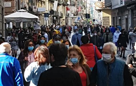 Coronavirus Campania Mascherina Obbligatoria All Aperto Il Rischio Di